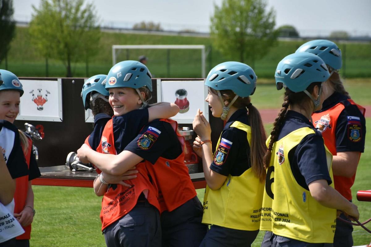 Mlade gasilke iz Zg. Tuhinja so se uvrstile na olimpijado (8)